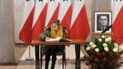 Mieszkańcy Warszawy wpisują się do księgi kondolencyjnej wystawionej w KPRM po śmierci Jana Olszewskiego. Fot. PAP/P. Nowak  