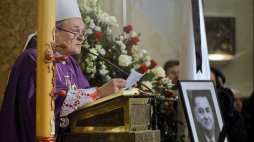 Biskup pomocniczy archidiecezji warszawskiej Michał Janocha przewodniczy mszy żałobnej w intencji Jana Olszewskiego w kościele św. Aleksandra w Warszawie. Fot. PAP/J. Kamiński