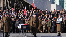 Kondukt z trumną b. premiera Jana Olszewskiego na pl. Krasińskich przed Pomnikiem Powstania Warszawskiego, gdzie byłego premiera żegnają żołnierze Armii Krajowej, byli powstańcy warszawscy oraz działacze antykomunistycznej opozycji. Fot. PAP/T. Gzell