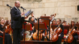 Piotr Milwiw-Baron podczas koncertu Polskiej Orkiestry Sinfonia Iuventus. Fot. PAP/R. Guz