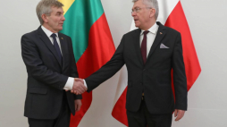 Warszawa, 25.02.2019. Marszałek Senatu Stanisław Karczewski (P) i przewodniczący Sejmu litewskiego Viktoras Pranckietis (L) podczas spotkania w Senacie. PAP/T. Gzell 