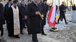 Prezydent Ukrainy Petro Poroszenko (C) podczas ceremonii podpisania i złożenia w fundamencie aktu erekcyjnego pod budowę pomnika bł. ks. Emiliana Kowcza w Lublinie Fot. PAP/W. Pacewicz
