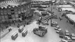 Warszawa, 15.02.1979. Akcja ratunkowa w Rotundzie PKO. PAP/M. Broniarek