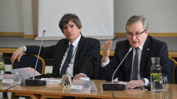 Minister kultury Piotr Gliński (P) i prezes SDP Krzysztof Skowroński (L) podczas międzynarodowej konferencji "Wolność (słowa), kocham i rozumiem", zorganizowanej przez Fundację Solidarności Dziennikarskiej i Stowarzyszenie Dziennikarzy Polskich. PAP/R. Pietruszka