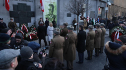 Uroczystości przed gmachem dawnego aresztu, obecnie siedzibą Muzeum Żołnierzy Wyklętych i Więźniów Politycznych PRL przy ul. Rakowieckiej 37 w Warszawie w ramach obchodów Narodowego Dnia Pamięci Żołnierzy Wyklętych. 01.03.2018. Fot. PAP/T. Gzell