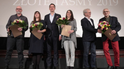 Od lewej: reżyser Wojciech Smarzowski, kostiumograf "Zimnej wojny" Aleksandra Sztaszko, szef PISF Radosław Śmigulski, reżyser Marta Prus, scenarzysta Jacek Bromski i reżyser Janusz Kondratiuk podczas uroczystej gali rozdania nagród Złote Taśmy. Fot. PAP/M. Obara