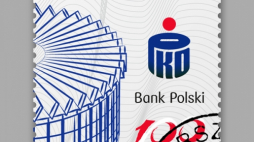 Znaczek z okazji 100-lecia PKO BP. Źródło: Poczta Polska