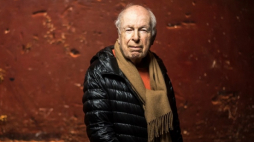 Reżyser Peter Brook podczas prób do spektaklu „Więzień” w paryskim Teatrze Bouffes du Nord. Źródło: Warszawskie.org