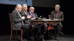 „Przełom okrągłego stołu po 30 latach III RP”, debata w Teatrze Polskim w Warszawie, 25 marca 2019 r. Od lewej: Stanisław Ciosek, Zbigniew Bujak, Czesław Bielecki i Zbigniew Gluza. Źródło: Krzysztof Buczek