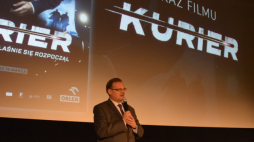 Warszawa, 27 03 2019 r. Szef Urzędu ds. Kombatantów i Osób Represjonowanych Jan Józef Kasprzyk otwiera w kinie Atlantic pokaz filmu „Kurier” w reżyserii Władysława Pasikowskiego, zorganizowany dla weteranów w ramach projektu UdsKiOR „Kino Weterana”. Źródło: UdsKiOR/Twitter