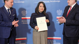 Warszawa, 19.03.2019. Wicepremier, minister kultury Piotr Gliński (P), dyrektor Narodowego Centrum Kultury dr hab. Rafał Wiśniewski (L) oraz stypendystka Anna Fam (Anh Pham Phuong) podczas uroczystości wręczenia dyplomów laureatom XVI edycji Programu Stypendialnego „Młoda Polska”. Fot. PAP/T. Gzell