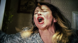 Aktorka Sandra Korzeniak w spektaklu „Pod presją” w reżyserii Mai Kleczewskiej (Teatr Śląski w Katowicach), który zostanie pokazany na 39. Warszawskich Spotkaniach Teatralnych w kwietniu 2019 r. Źródło: Warszawskie.org