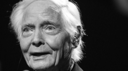 Warszawa, 03.06.2013. Amerykański poeta W.S. Merwin podczas gali Międzynarodowej Nagrody Literackiej im. Zbigniewa Herberta w Teatrze Polskim w Warszawie, 3 bm. W.S. Merwin został pierwszym laureatem nagrody przyznawanej przez Fundację im. Zbigniewa Herberta. Fot. PAP/J. Kamiński