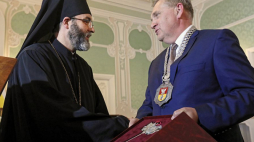 Ordynariusz prawosławnej diecezji białostocko-gdańskiej abp Jakub (L) oraz prezydent Białegostoku Tadeusz Truskolaski podczas uroczystości nadania duchownemu honorowego obywatelstwa miasta w Auli Magna Pałacu Branickich. Fot. PAP/A. Reszko