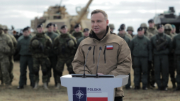 Prezydent Andrzej Duda (C) wraz z odznaczonymi i weteranami podczas uroczystości wręczenia odznaczeń państwowych. Fot. PAP/R. Guz