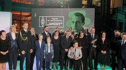 Uczestnicy uroczystości i laureaci Nagrody im. Jana Rodowicza "Anody" w Muzeum Powstania Warszawskiego. Fot. PAP/L. Szymański