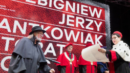 Jerzy Antkowiak (L) odebrał z rąk rektor ASP prof. Jolanty Rudzkiej-Habisiak (P) tytuł doktora honoris causa łódzkiej Akademii Sztuk Pięknych. Fot. PAP/G. Michałowski