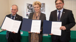 Naczelny Dyrektor Archiwów Państwowych dr Paweł Pietrzyk (P) wziął udział w podpisaniu porozumienia, 20 bm. pomiędzy dyrektorem Archiwum Państwowego w Łodzi Piotrem Zawilskim (L) a prezydentem miasta Hanną Zdanowską (C) o zamianie nieruchomości siedziby miejscowego archiwum. Fot. PAP/G. Michałowski