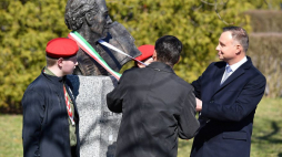 Prezydent Andrzej Duda (P) oraz prezydent Węgier Janos Ader (C-tyłem) podczas odsłonięcia popiersia węgierskiego kompozytora Beli Bartoka w Alei Sław na Skwerze Szarych Szeregów w Kielcach. Fot. PAP/P. Polak