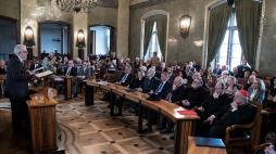 Wręczenie Nagród im. ks. Stanisława Musiała za rok 2018: prezes Komitetu Opieki nad Zabytkami Kultury Żydowskiej w Tarnowie Adam Bartosz (4P siedzi w pierwszym rzędzie) i odbierający Nagrodę w imieniu prymasa-seniora abp. Henryka Muszyńskiego, kard. Stanisław Dziwisz (2P). Fot. PAP/Ł. Gągulski