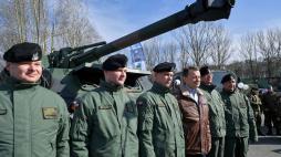 Minister obrony narodowej Mariusz Błaszczak (4L) podczas spotkania z żołnierzami na pikniku wojskowym „20 lat Polski w NATO” w 23. Bazie Lotnictwa Taktycznego w Mińsku Mazowieckim. Fot. PAP/P. Piątkowski
