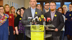 Prezes ZNP Sławomir Broniarz (C) podczas briefingu prasowego w siedzibie Związku Nauczycielstwa Polskiego. Warszawa, 31.03.2019. Fot. PAP/J. Kamiński