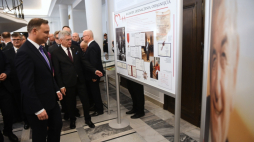 Prezydent Andrzej Duda i marszałek Senatu Stanisław Karczewski podczas otwarcia wystawy. Fot. PAP/R. Pietruszka. 