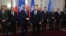 Prezydent Andrzej Duda (C-P) i sekretarz generalny NATO Jens Stoltenberg (C-L) podczas spotkania w Belwederze. Fot. PAP/R. Pietruszka