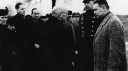 Poseł nadzwyczajny i minister pełnomocny Polski na Litwie Franciszek Charwat (trzeci z prawej) witany przez przedstawicieli władz litewskich na przejściu granicznym. 1938 r. Fot. NAC