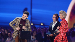 Dawid Podsiadło (L) odebrał Fryderyka w kategorii Autor Roku. Fot. PAP/A. Grygiel