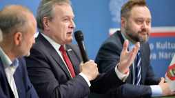 Wicepremier, minister kultury Piotr Gliński (C) podczas konferencji „Narodowy Program Rozwoju Czytelnictwa - ciąg dalszy. Miliony na książki i biblioteki. Nasza inwestycja w przyszłość” w Gminnej Bibliotece Publicznej w Cegłowie. Fot. PAP/P. Piątkowski