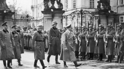 Adolf Hitler przechodzi przed frontem kompani honorowej. Praga, 17.03.1939. Fot. NAC