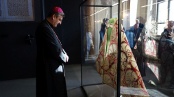 Biskup bielsko-żywiecki Roman Pindel ogląda kapę liturgiczną ofiarowaną przez króla Jana III Sobieskiego jako wotum do kaplicy św. Jana Kantego w Kętach po wiktorii wiedeńskiej. Fot. ks. Szymon Tracz
