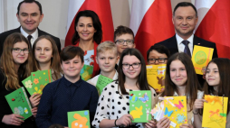 Prezydent Andrzej Duda (P), dziennikarka Anna Popek (C), sekretarz stanu w kancelarii prezydenta minister Adam Kwiatkowski (L) podczas 7. edycji akcji "Kartka dla Kombatanta". Fot. PAP/R. Pietruszka