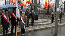Uroczystości przy krzyżu upamiętniającym miejsce wykolejenia się w 1989 roku w Białymstoku pociągu z chlorem w 30. rocznicę katastrofy. Fot. PAP/A. Reszko