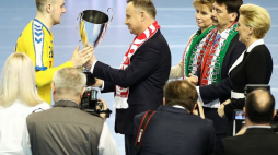Prezydent Andrzej Duda (C) z żoną Agatą Kornhauser-Dudą (P) oraz prezydent Węgier Janos Ader (2P) z żoną Anitą Herczegh (3P) wręczają puchar podczas młodzieżowego turnieju piłki ręcznej w Kielcach. Fot. PAP/Ł. Gągulski
