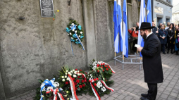 Modlitwa przy resztkach muru getta przy ul. Lwowskiej. Fot. PAP/J. Bednarczyk