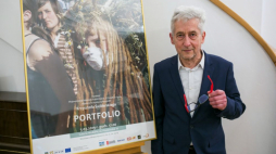 Krzysztof Świderski podczas wernisażu swojej wystawy „Porfolio”. Fot. PAP/S. Mielnik