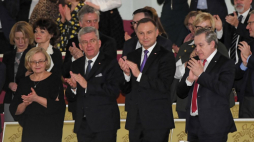 Marszałek Senatu Stanisław Karczewski z żoną Elizą , prezydent Andrzej Duda i minister kultury, wicepremier Piotr Gliński podczas uroczystej premiery filmu Władysława Pasikowskiego "Kurier" w Teatrze Wielkim w Warszawie. PAP/R. Pietruszka