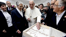 Papież Franciszek odwiedził ośrodek pomocy społecznej w Tamarze. Fot. PAP/EPA