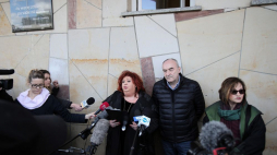 Dyrektor Fundacji Shalom Gołda Tencer (3P) i p.o. dyrektora Muzeum Historii Żydów Polskich POLIN Zygmunt Stępiński (2P) podczas spotkania z okazji 51. rocznicy Marca'68 przy tablicy pamiątkowej na Dworcu Gdańskim w Warszawie. Fot. PAP/L. Szymański