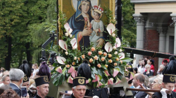 Pielgrzymka Kobiet i Dziewcząt do Matki Bożej Piekarskiej - procesja z obrazem Matki Bożej na kalwarię. 2016 r. Fot. PAP/A. Grygiel