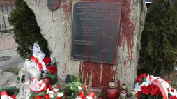 Zdewastowany obelisk upamiętniający Antoniego Bieguna „Sztubaka” i jego żołnierzy w Milówce. Źródło: Oddział IPN w Katowicach