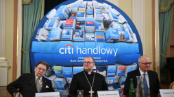 Laureat XX edycji Nagrody ks. bp. Waldemar Pytel (C), przewodniczący Kapituły Nagrody prof. Andrzej Rottermund (L) i prezes zarządu Banku Citi Handlowy - Fundatora Nagrody, Sławomir S. Sikora (P) podczas briefingu nt. jubileuszowej edycji Nagrody im. prof. Aleksandra Gieysztora. Fot. PAP/R. Pietruszka