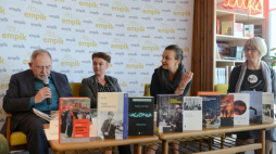 Filolog, publicysta, krytyk filmowy Tadeusz Sobolewski (L), dyrektorka koordynatorka ds. kultury i komunikacji społecznej w Urzędzie Miasta Warszawa Aldona Machnowska-Góra (2L), poetka, pisarka Julia Fiedorczuk (2P) oraz sekretarz nagrody Bożena Dudko podczas konferencji prasowej, w trakcie ktorej ogłoszono nominacje do X edycji Nagrody im. Ryszarda Kapuścińskiego za reportaż literacki. Fot. PAP/J. Kamiński