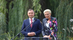  Prezydent RP Andrzej Duda (L) z małżonką Agatą Kornhauser-Dudą (P) podczas akcji Narodowego Czytania, 2018 r. Fot. PAP/R. Guz