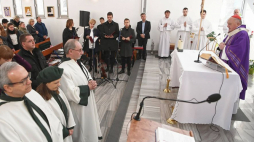 Metropolita warszawski, kardynał Kazimierz Nycz (P) przewodniczy mszy świętej na rozpoczęcie Kongresu „W trosce o młodych” w Warszawie. Fot. PAP/P. Nowak