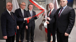 Uroczystości nadania sali konferencyjnej Muzeum II Wojny Światowej w Gdańsku imienia Jana Olszewskiego oraz odsłonięcia tablicy pamiątkowej –  senator Antoni Szymański, poseł Kazimierz Smoliński, wiceminister kultury Jarosław Sellin, podsekretarz stanu w Kancelarii Prezydenta RP Wojciech Kolarski i dyrektor Muzeum Karol Nawrocki. Fot. PAP/M. Gadomski