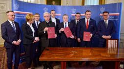 Wicepremier, minister kultury Piotr Gliński (4P), arcybiskup Metropolita Katowicki Wiktor Skworc (6P), prezydent Miasta Katowice Marcin Krupa (P), marszałek Województwa Śląskiego Jakub Chełstowski (2P), wiceminister kultury Jarosław Sellin (L), eurodeputowana Jadwiga Wiśniewska (2L), poseł PiS Jerzy Polaczek (3P), ksiądz Łukasz Gaweł (5P) oraz wojewoda śląski Jarosław Wieczorek (3L). Fot. PAP/J. Kamiński