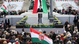 Budapeszt, Węgry, 15.03.2019. Premier RP Mateusz Morawiecki (C) przemawia podczas obchodów 171. rocznicy powstania węgierskiego. Fot. PAP/L. Szymański